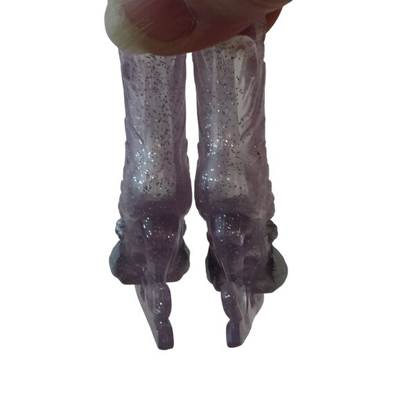 Ever After High Fairest On Ice Duchess Swan Ice Skates & Pink Ruffle Purse - Picture 5 of 7